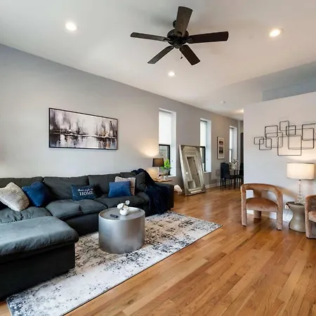 2 Bedroom Home Near West Loop With Parking